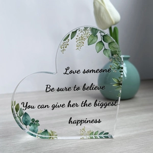 Herz-Acryl-Aufsteller mit Blumenmuster und Spruch auf einem Holztisch dekoriert