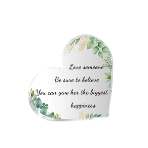 Herzförmiges Acryl-Tischschild mit Blumenmotiven und inspirierenden englischen Zitaten