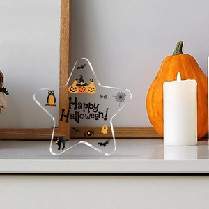 Vue détaillée d'un ornement d'Halloween en acrylique pentagramme avec impression UV