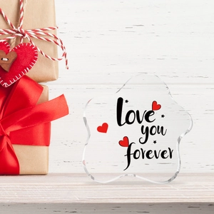 Vue macro d'un ornement en acrylique transparent avec texte love you forever sur bois