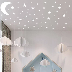 Detailansicht der weißen Mond Sterne Wandaufkleber und 3D Wolken Deko im Kinderzimmer