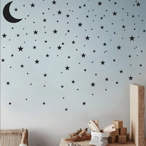 Detailansicht der mattschwarzen Stern- und Mond-Wandsticker aus Vinyl im Kinderzimmer