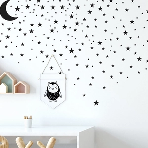 Detail von Stern- und Mond-Wandtattoos aus Vinyl in einem nordischen Kinderzimmer