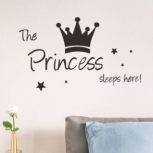 Détail du sticker mural The Princess sleeps here avec couronne et étoiles sur un mur