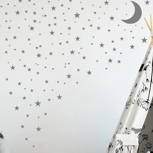 Detailansicht der grauen Sterne und Mond Wandtattoo in einem modernen Kinderzimmer