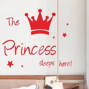 Détail du sticker mural rouge Princess sleeps here avec couronne et étoiles pour chambre