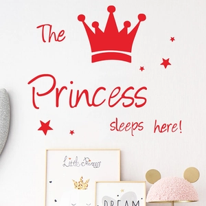 Détail d'un sticker mural couronne rouge avec texte The Princess sleeps here pour chambre
