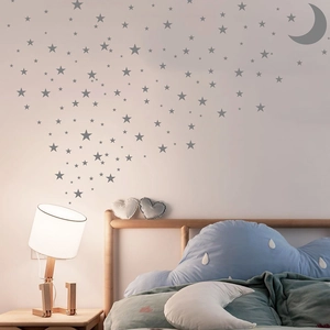 Detailansicht grauer Stern- und Mond-Wandtattoos aus Vinyl in einem gemütlichen Kinderzimmer