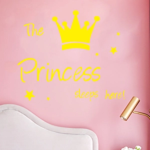 Détail du sticker mural couronne jaune avec texte The Princess sleeps here et étoiles