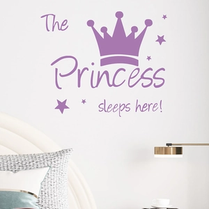 Sticker mural violet The Princess sleeps here avec couronne et étoiles pour chambre fille
