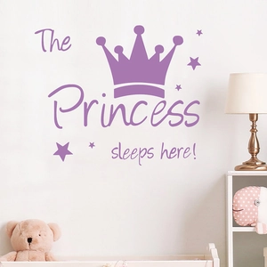 Détail du sticker mural violet The Princess sleeps here avec couronne et étoiles dans la chambre