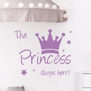 Détail de l'autocollant mural violet Princess Sleeps Here avec couronne pour chambre d'enfant