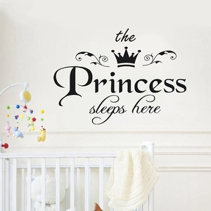 Adesivo murale nero Princess Sleeps Here con corona per cameretta bambine e neonati