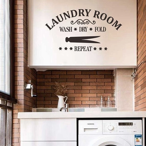 Vinilo decorativo Laundry Room con texto WASH DRY FOLD REPEAT en armarios blancos