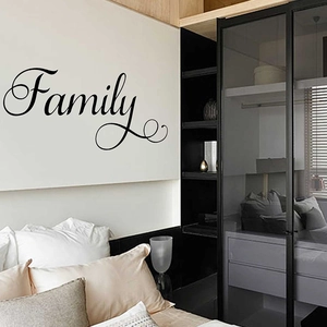 Sticker mural 'Family' en écriture cursive noire dans une chambre moderne