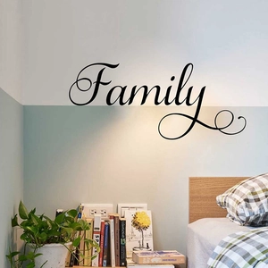 Détail du sticker mural 'Family' en écriture cursive dans une chambre moderne