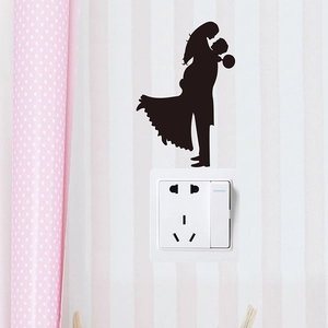 Sticker mural silhouette couple romantique pour décoration intérieure sur mur rayé