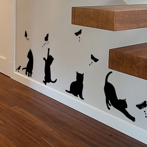 Adesivi murali gatto nero con farfalle per scale e decorazione della casa