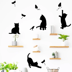 Adesivo murale gatto nero con farfalle per decorazione casa su parete bianca moderna