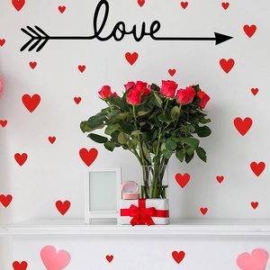 Romantischer Love-Pfeil Wandaufkleber mit roten Herzen für Wohnzimmer Deko
