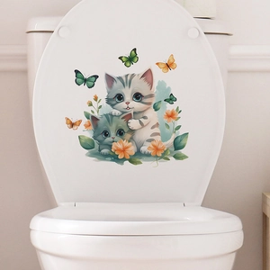Sticker mural chats et papillons appliqué sur un couvercle de toilette en céramique