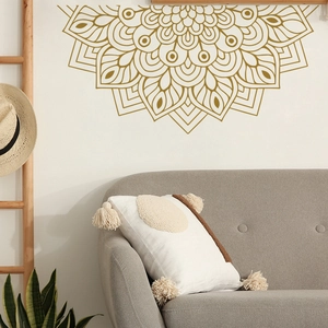 Sticker mural mandala doré pour décoration bohème de chambre et salon sur mur blanc