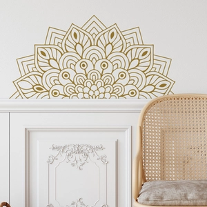 Sticker mural mandala demi-cercle doré avec motifs géométriques pour décor bohème