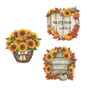 Detail der Sonnenblumen Wandsticker mit Holzmaserung Herz und Kitchen Delicacy Text Dekor
