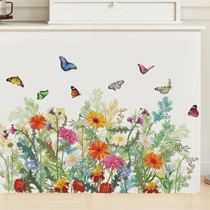 Stickers muraux fleurs sauvages et papillons colorés sur meubles blancs dans une pièce