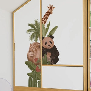 Adesivi murali per bambini con panda, leone e giraffa applicati su un armadio bianco