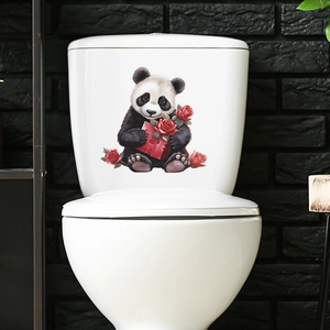 Dettaglio di un simpatico adesivo a forma di panda con rosa rossa su una toilette