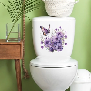 Detail von lila Blumen-Wandsticker mit Schmetterling auf weißem Bad-Toilettentank
