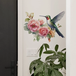 Detailansicht Wandtattoo mit Kolibri und rosa Blumen auf weißer Innenwand