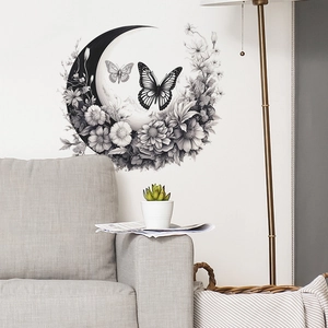 Sticker mural couronne de fleurs lune et papillons pour une déco salon élégante