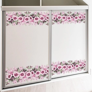 Adesivo floreale con fiori rosa e viola sulla porta di un armadio scorrevole bianco