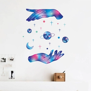 Wandtattoo Galaxie-Hände mit Saturn Mond und Sternen in Lila für das Schlafzimmer