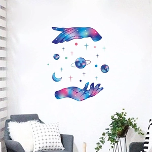 Wandtattoo Sternenhimmel mit Galaxie-Händen und Saturn über grauem Sofa im Schlafzimmer