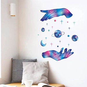 Wandtattoo Universum mit blau-violettem Planeten und Mond in modernem Schlafzimmer