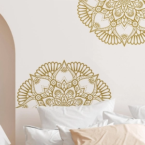 Detail eines goldenen Mandala-Wandaufklebers mit geometrischem Muster auf einer Schlafzimmerwand