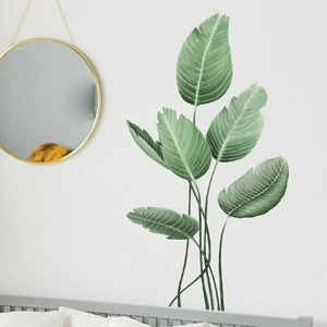 Tropische Monstera und Palmenblatt Wandaufkleber in einem modernen Wohnzimmer