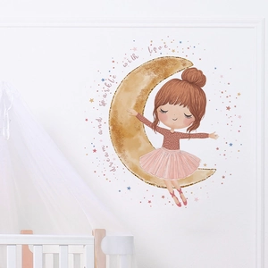 Détail sticker mural petite fille sur lune dorée avec étoiles pour chambre enfant