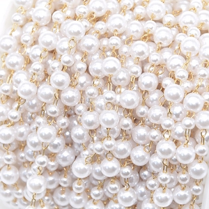 Cadena de perlas blancas y eslabones de metal dorado para creación de joyería artesanal