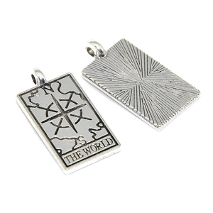 Pendentifs tarot argentés vintage montrant le motif Le Monde et texture soleil
