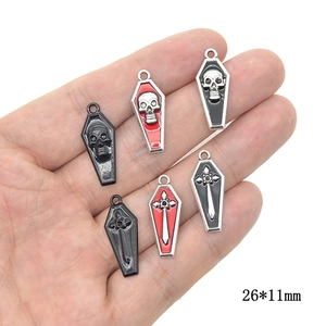Colgantes góticos de ataúd para Halloween con calaveras y cruces en esmalte mixto