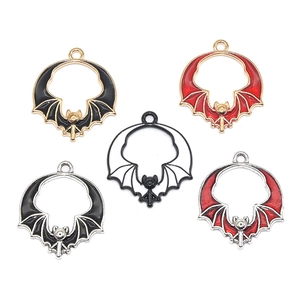 Gothic vleermuis hangers voor DIY sieraden in zwart, rood, goud en zilver finish