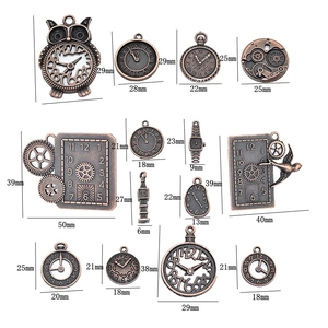 Assortiment vintage steampunk tandwielen en klokhangers voor DIY sieraden maken