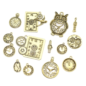 Detailopname van antieke gouden steampunk klokbedeltjes en mechanische tandwielhangers