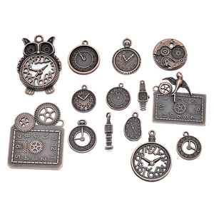 Macro-weergave van 14 vintage bronzen steampunk-hangers met klok- en tandwielmotieven