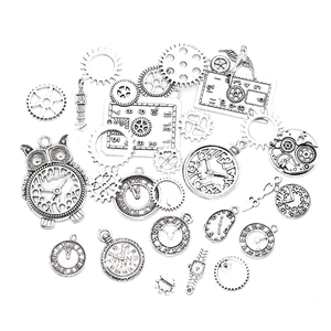 Mix van steampunk tandwielen en klokhangers in antiek zilver voor DIY sieraden maken