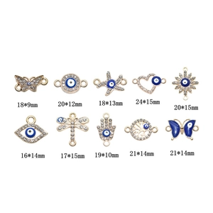 Set aus 10 goldenen Evil Eye Anhängern aus Legierung mit Zirkonia und Emaille-Details